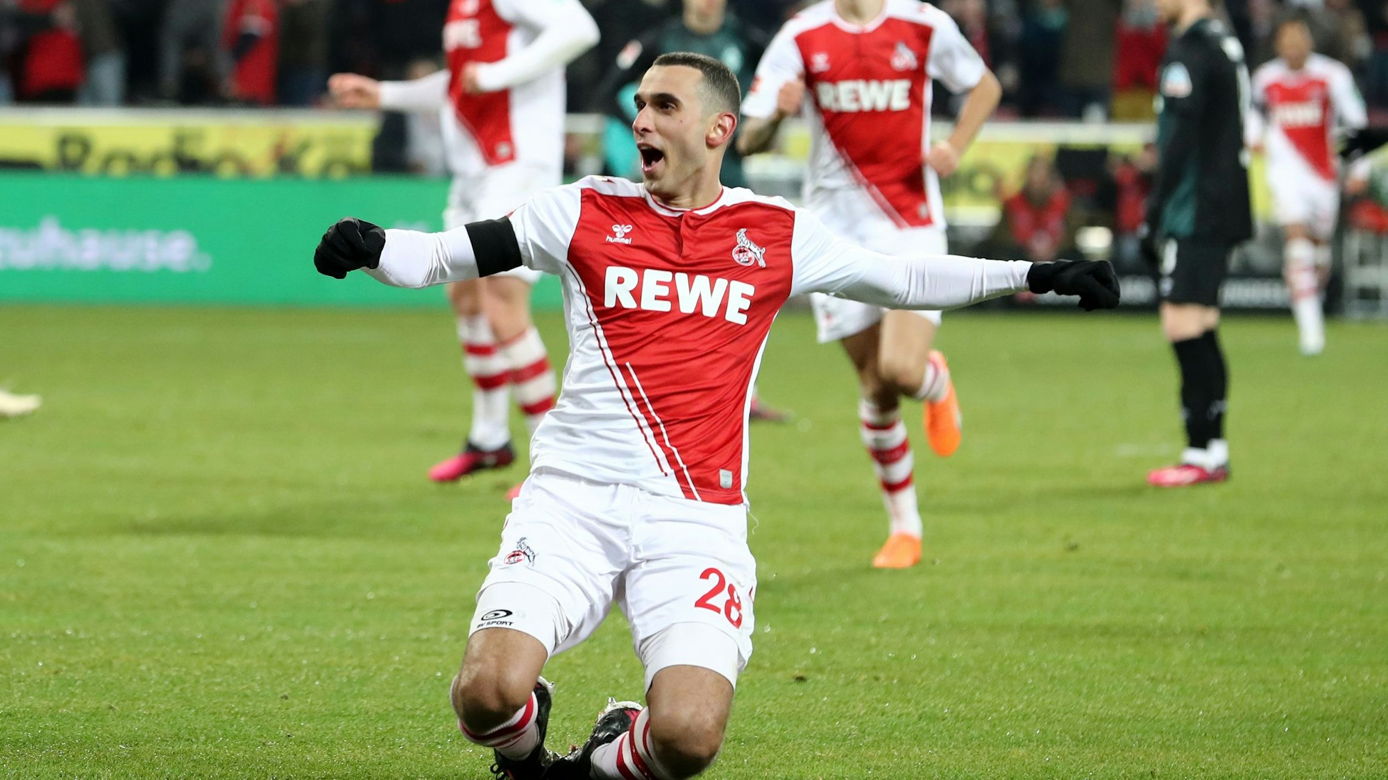 Ellyes Skhiri bejubelt sein Tor zum 6:1 gegen Werder Bremen.