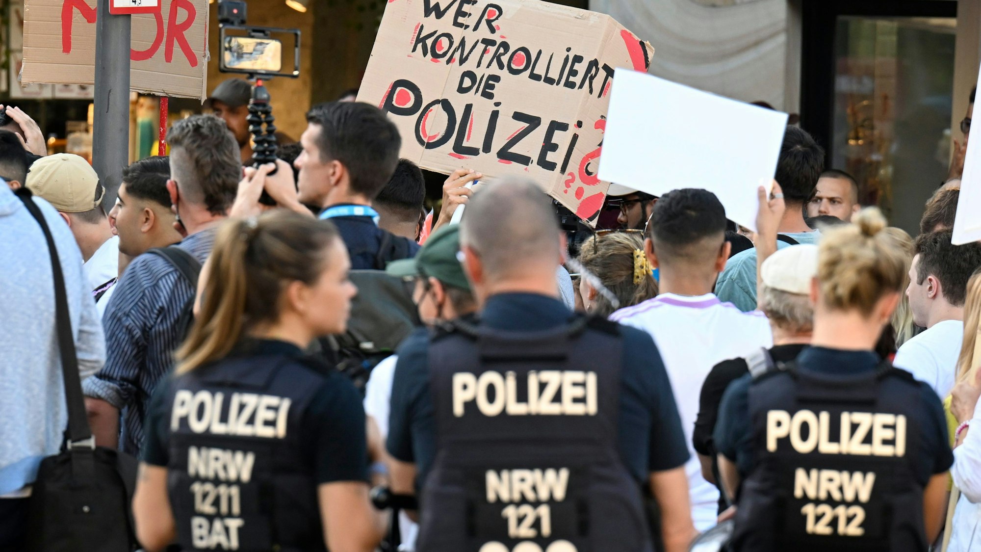 Zwei Tage nach den tödlichen Schüssen der Polizei auf einen 16-Jährigen protestieren mehrere hundert Demonstranten vor der Polizeiwache Nord gegen den Tod des Jungen. In der Kritik steht der martialisch anmutende Einsatz einer Maschinenpistole, aus der sechs Schüsse abgefeuert wurden.