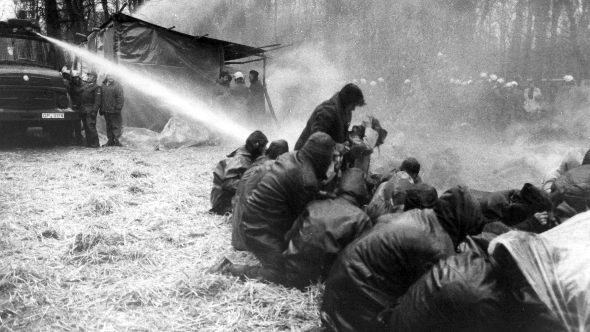 Das Archivbild vom 20. Februar 1975 zeigt Wasserwerfer der Polizei im Einsatz gegen den gewaltlosen Widerstand von Demonstranten in Wyhl.