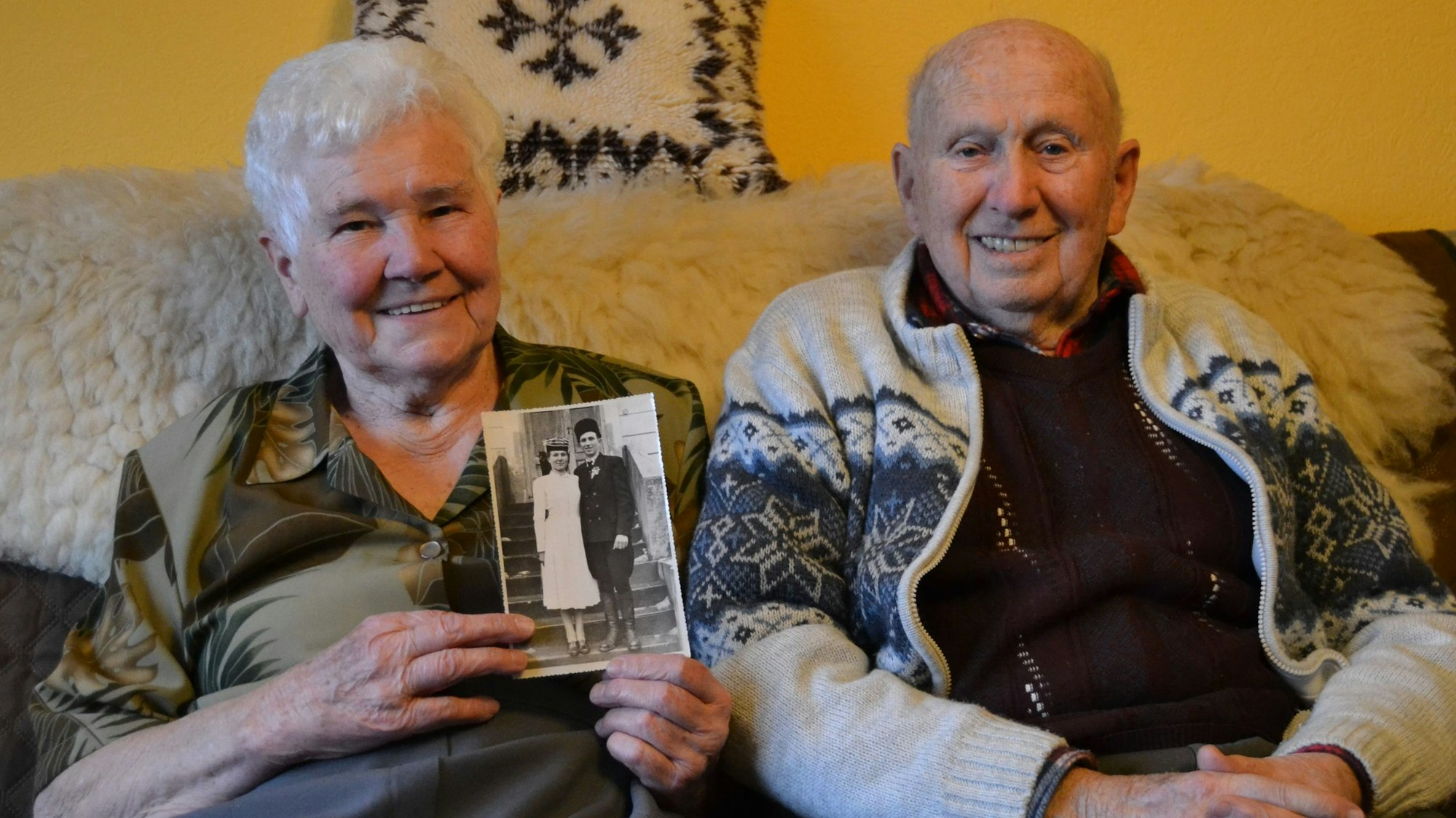 Johanna Sara und Andreas Thalmann zeigen ein Foto ihrer Hochzeit im Jahr 1958.
