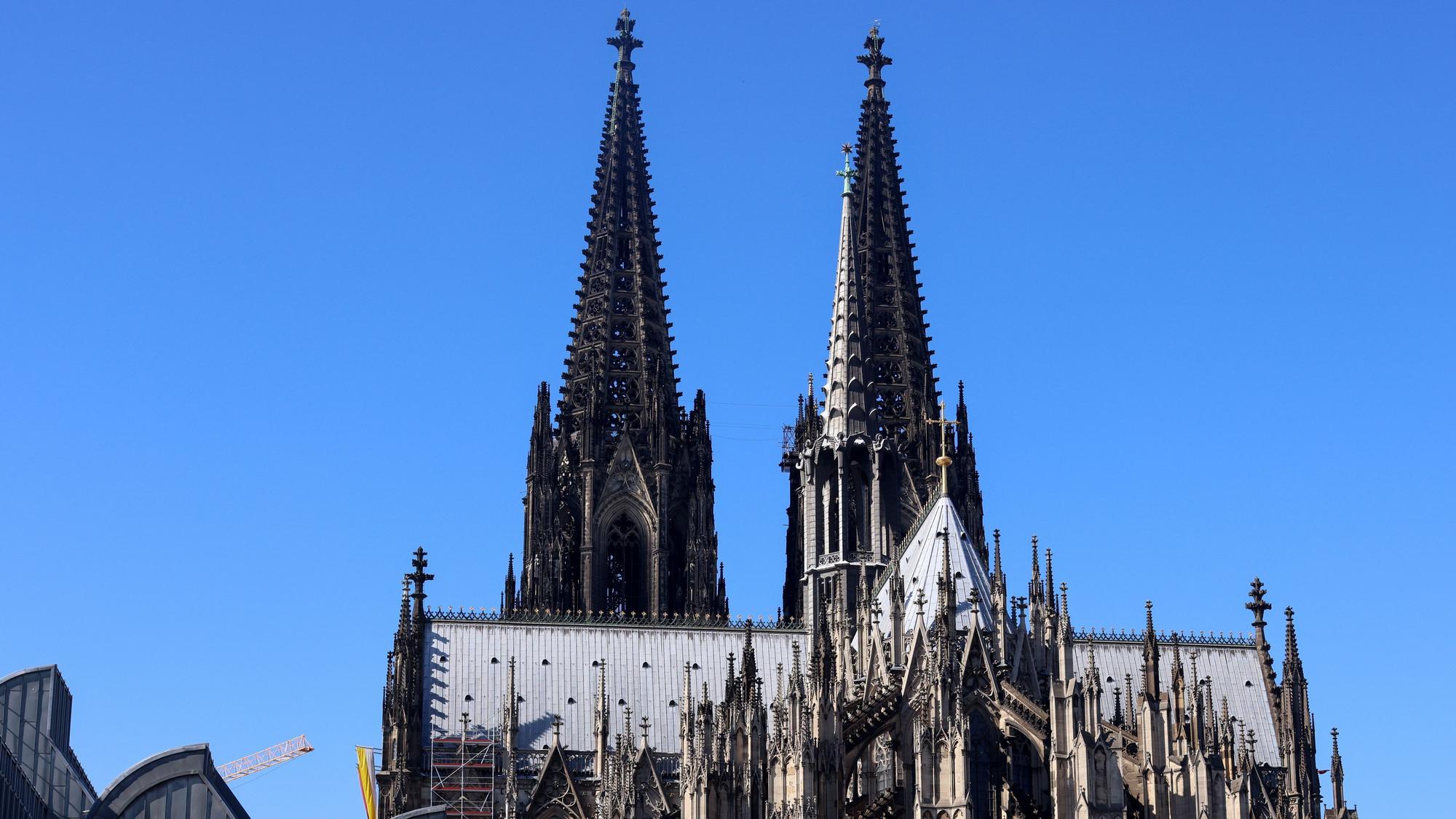 Blick auf die Ostseite Kölner Doms in Köln mit blauem Himmel.