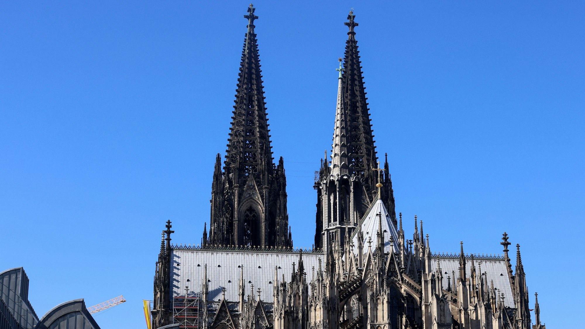 Blick auf die Ostseite Kölner Doms in Köln mit blauem Himmel.