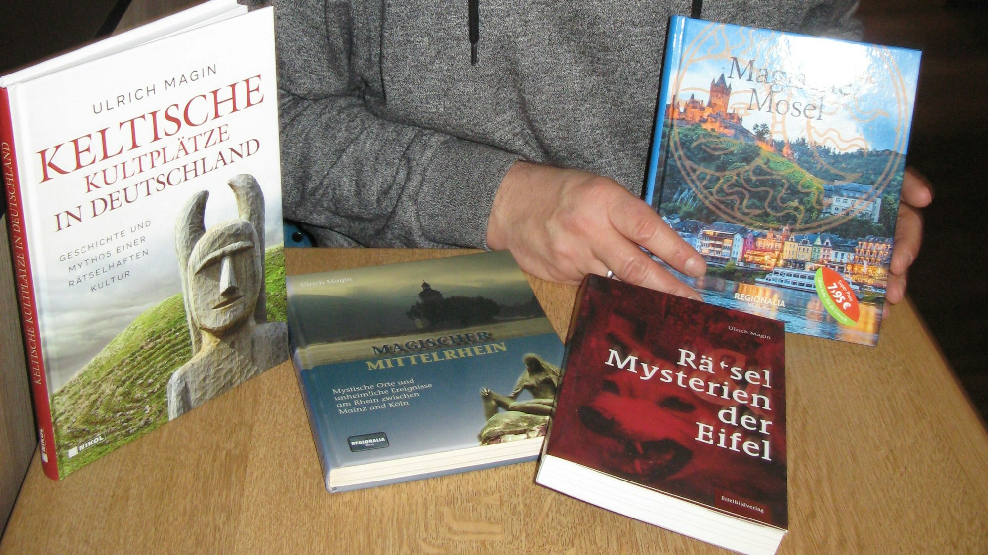 Der Autor Ulrich Magin aus Hennef spürt Mysterien nach und sucht dafür Orte auf, an denen es zum Beispiel Marienerscheinungen, Gespenster, Zwerge oder geheimnisumwitterte unterirdische Gänge gegeben haben soll.