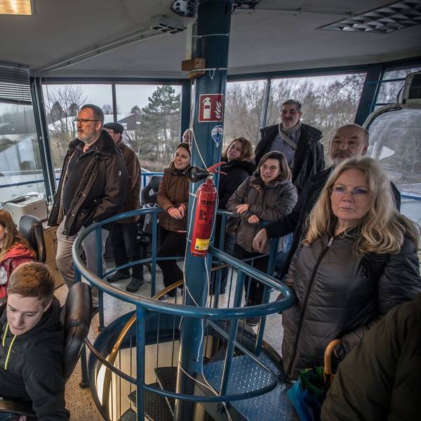 Viele Menschen im Tower des Luftsportclub.