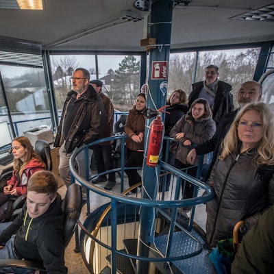 Viele Menschen im Tower des Luftsportclub.