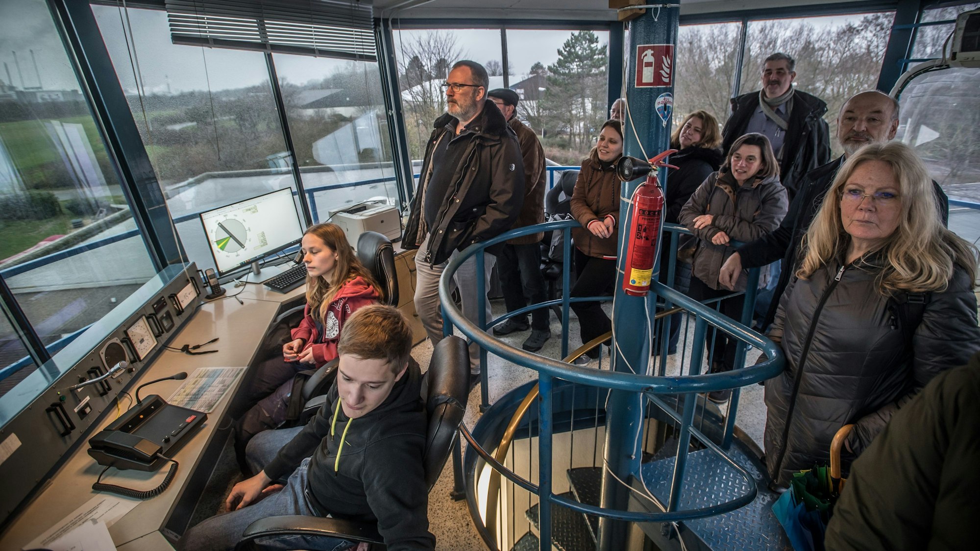 Viele Menschen im Tower des Luftsportclub.
