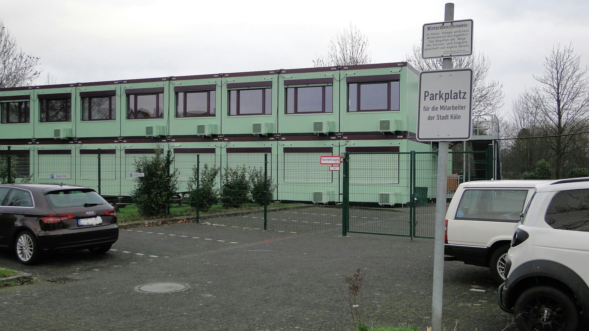 Die neuen Container der Geflüchtetenunterkunft in Blumenberg und die sechs freien Parkplätze im Vordergrund.