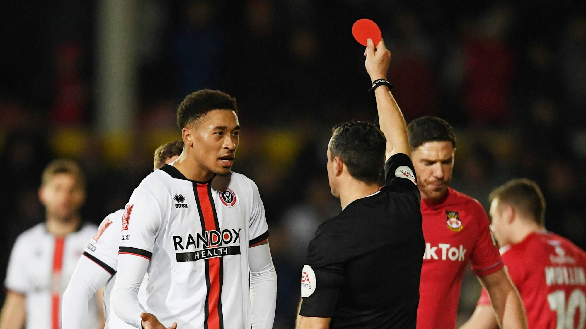 Daniel Jebbison von Sheffield United wird per runder Roter Karte des Feldes verwiesen.