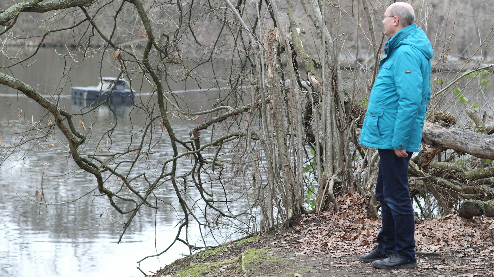Ulrich Magin steht an einem Seeufer.