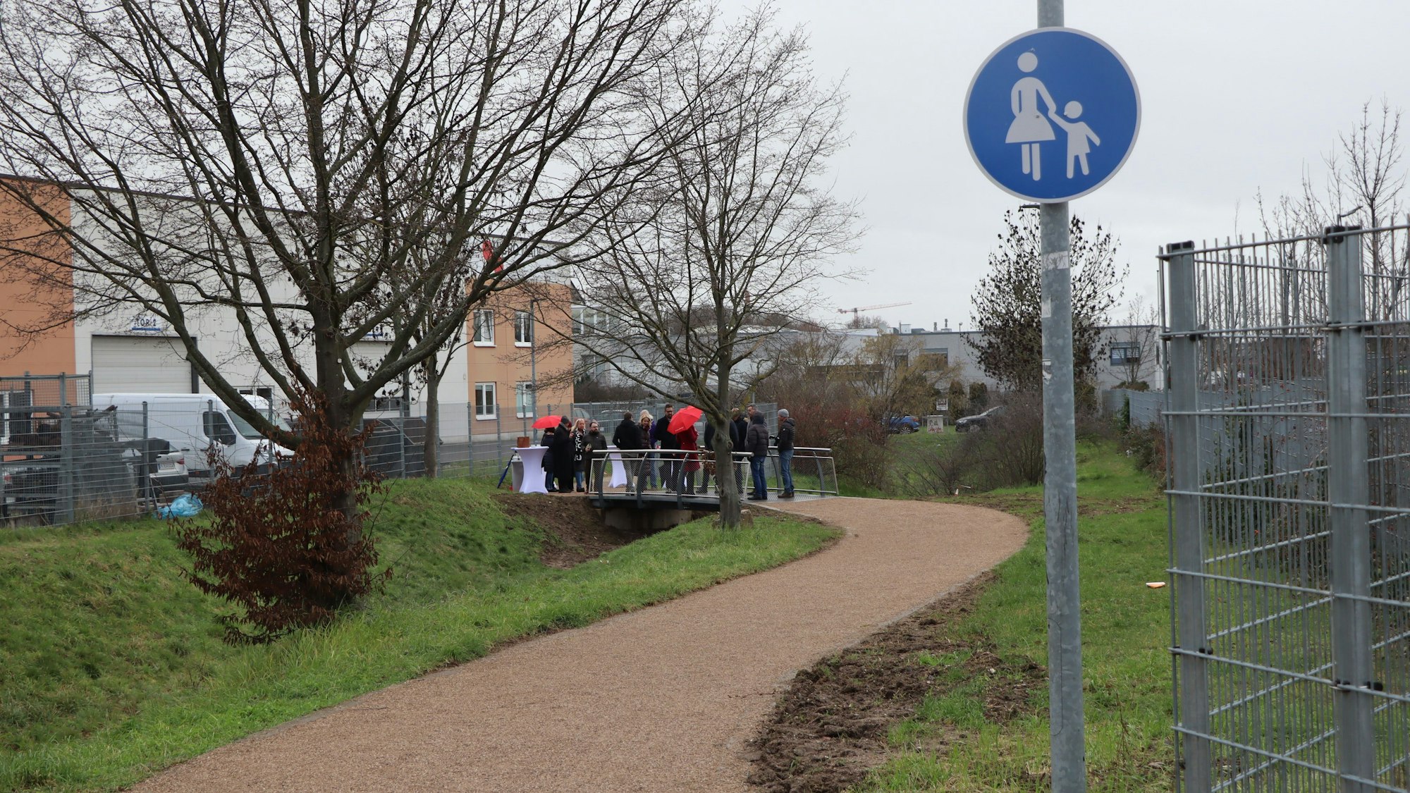 Das Foto zeigt die Eröffnung der neuen Carbon-Brücken in Wesseling. Einige Teilnehmer hatten ihren Schirm aufgespannt, weil es zu regnen begann.