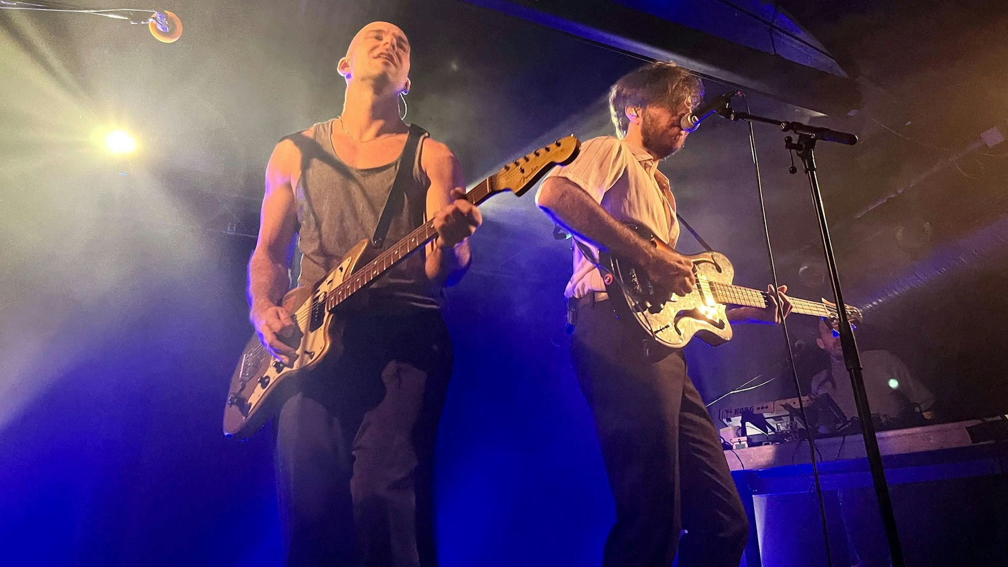 Barlas Tan Özemek an der Gitarre und Sänger Ali Güçlü Şimşek am Bass von der Istanbuler Band Lalalar stehen auf der Bühne des Clubs Bahnhof Ehrenfeld.