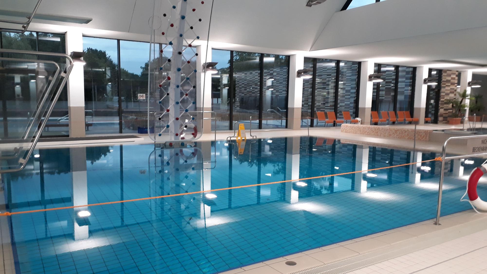 Ein Schwimmbecken im Zollstockbad am Abend.