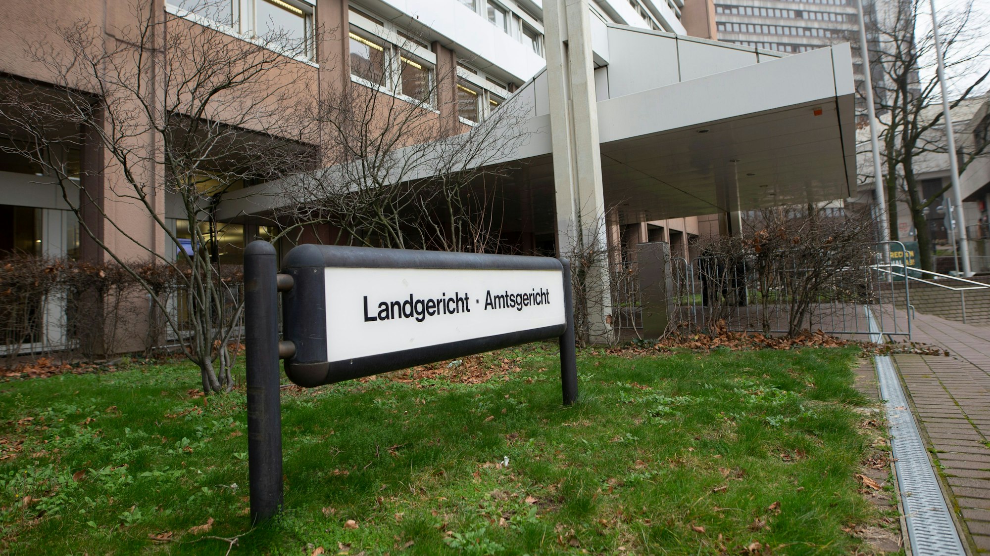 Der Eingang zum Landgericht und Amtsgericht auf dem Gelände des Justizzentrums Köln an der Luxemburger Straße.