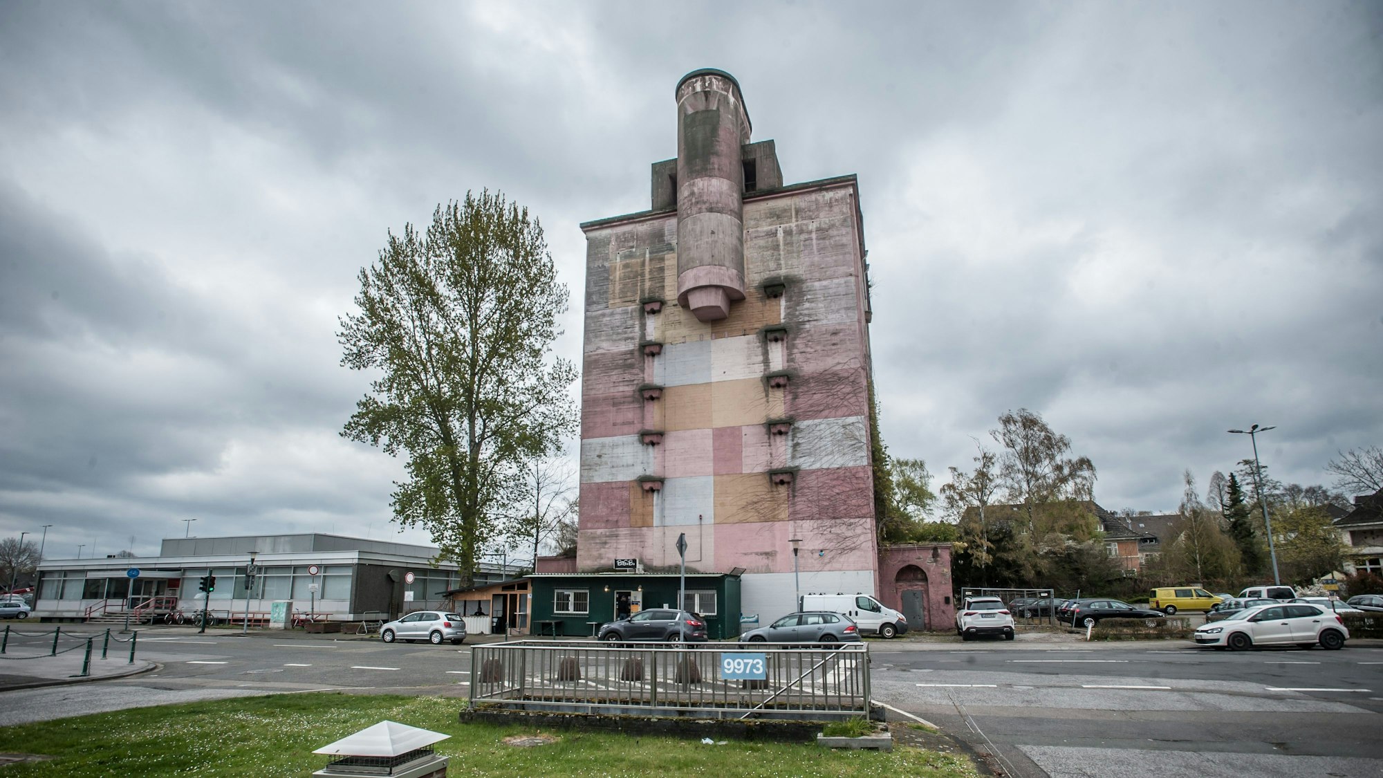 Außenansicht eines Hochbunkers in Leverkusen