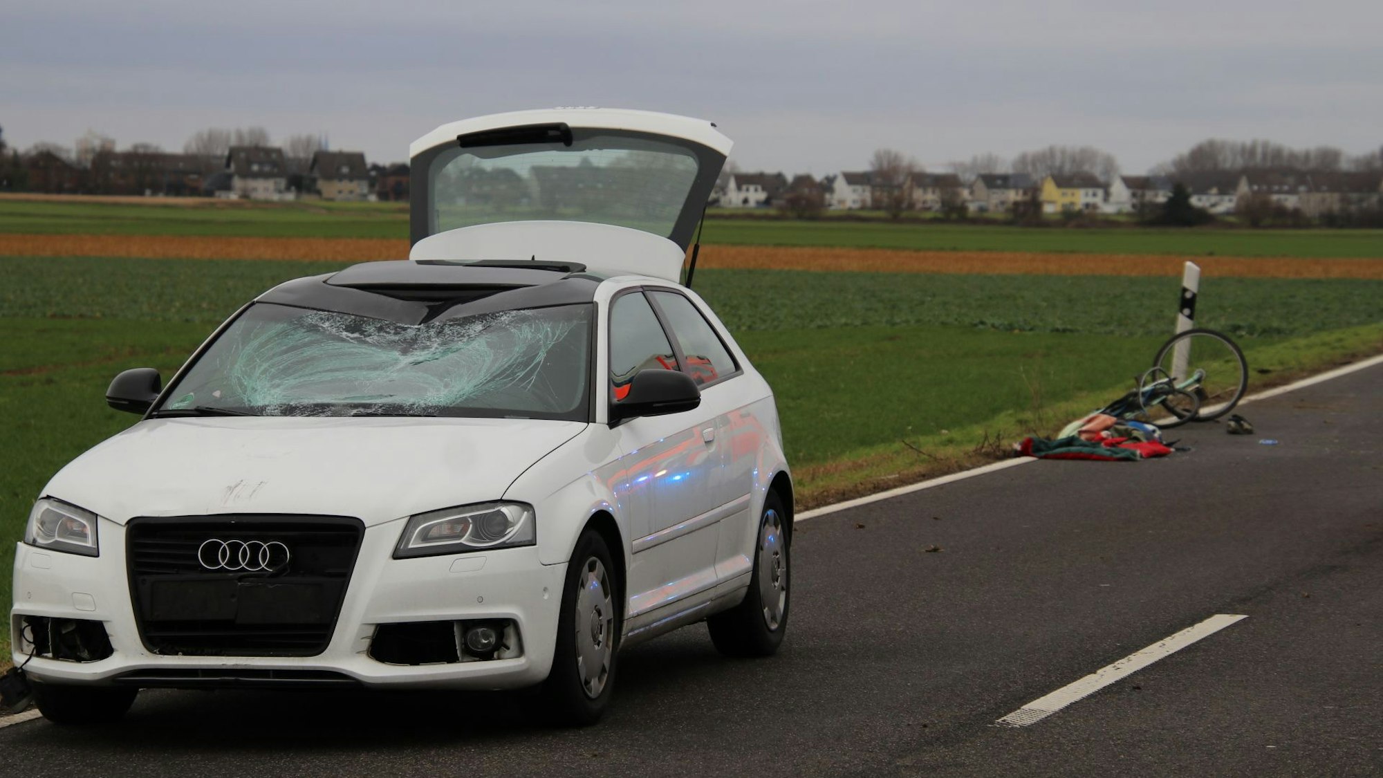 Unfallstelle in Köln-Zündorf: Eine Person auf einem Fahrrad wurde beim Zusammenstoß mit einem Auto schwer verletzt.