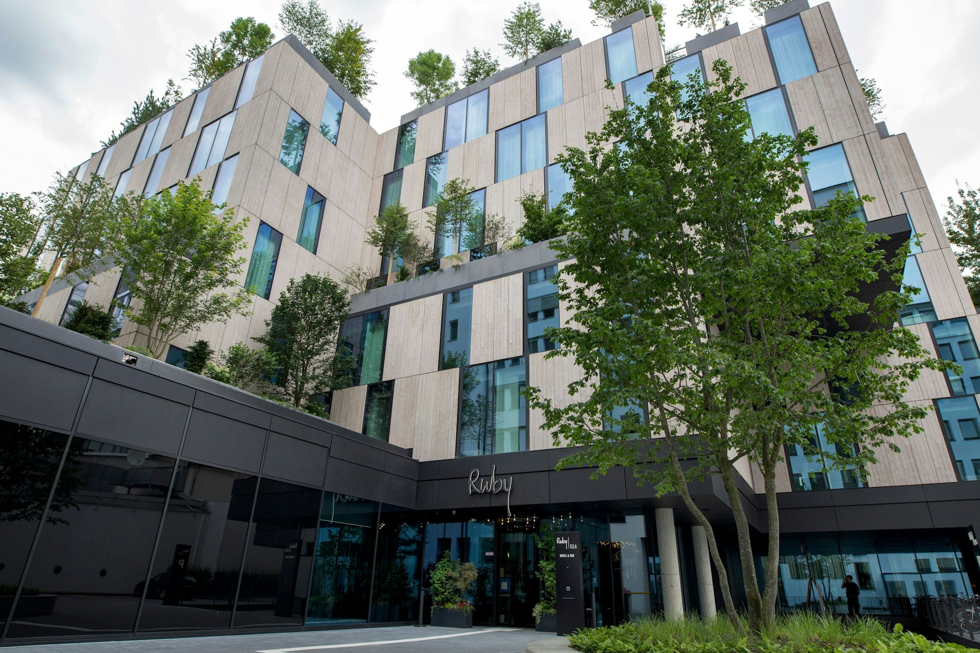 Das Ruby Ella Hotel mit begrünter Fassade.