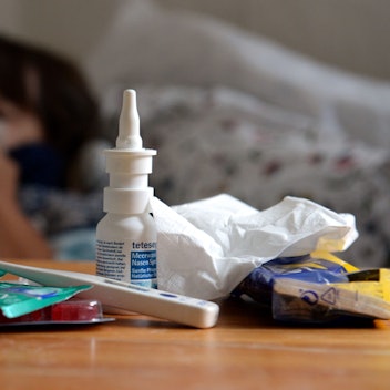 ARCHIV - 29.10.2015, Niedersachsen, Hannover: ILLUSTRATION - Verschiedene Erkältungsmittel liegen auf einem Tisch. Auch in Hamburg ist der Krankenstand wegen Erkältungskrankheiten und Corona-Infektionen derzeit hoch. Das hat Auswirkungen in wichtigen Bereichen wie Schulen oder öffentlicher Nahverkehr. (zu dpa: «Zahlreiche Krankmeldungen in Hamburg zeigen Auswirkungen») Foto: Susann Prautsch/dpa +++ dpa-Bildfunk +++