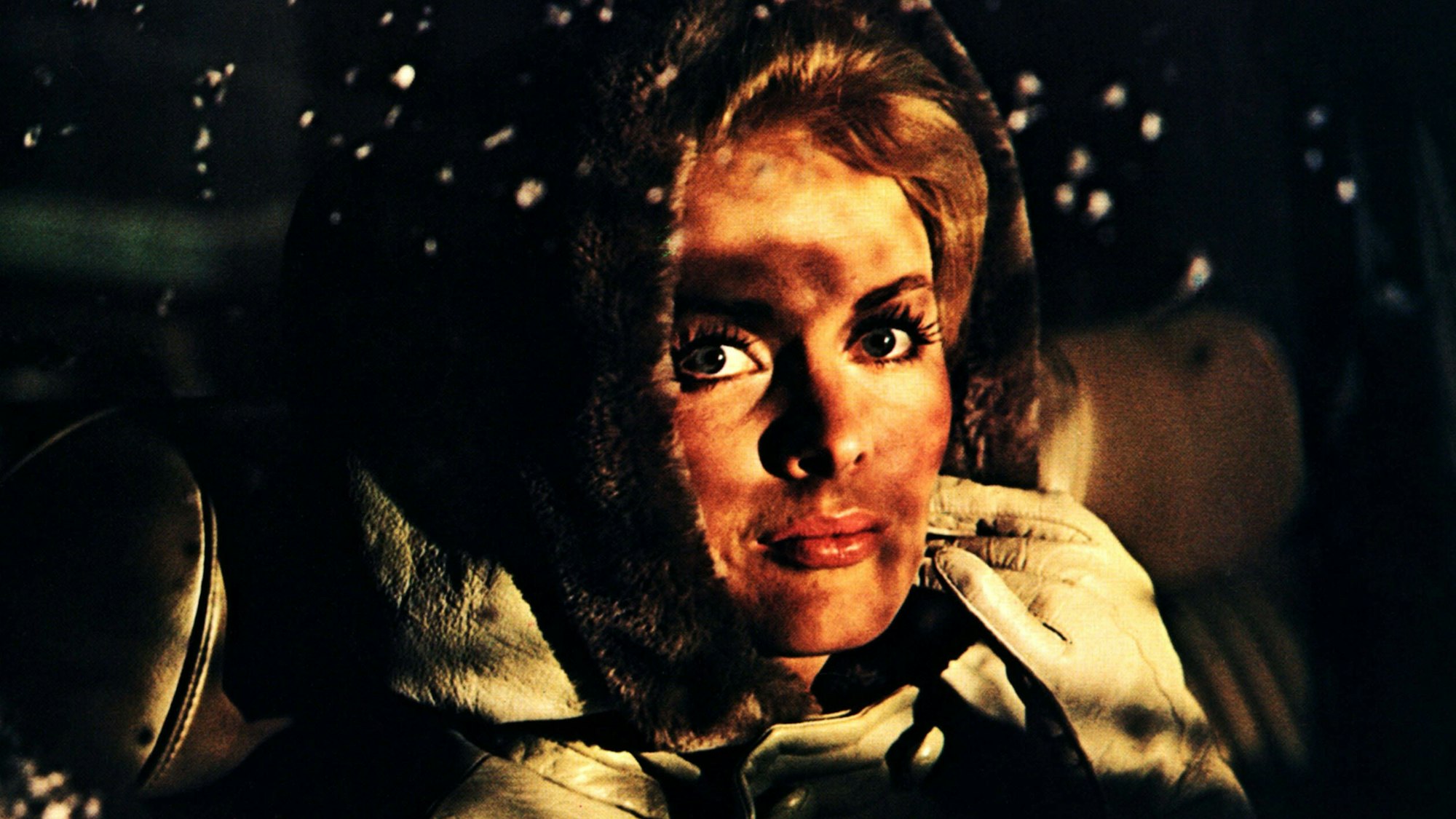 Jean Seberg in einem Auto, Szene aus „Airport“.