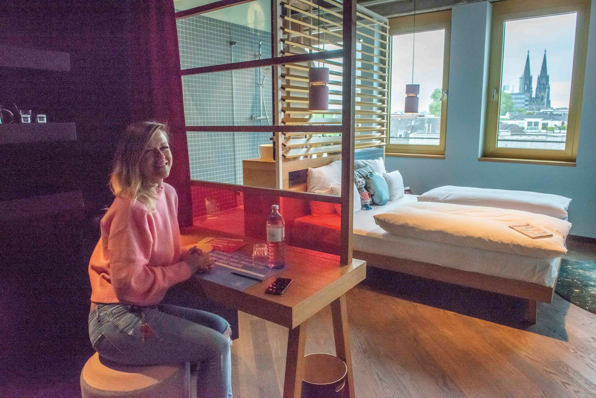 Hotelmanagerin Grit Pauling sitzt in einem Zimmer des Hotels 25 Hours mit Domblick