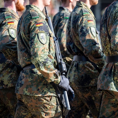 Soldaten der Bundeswehr laufen über den Appellplatz.