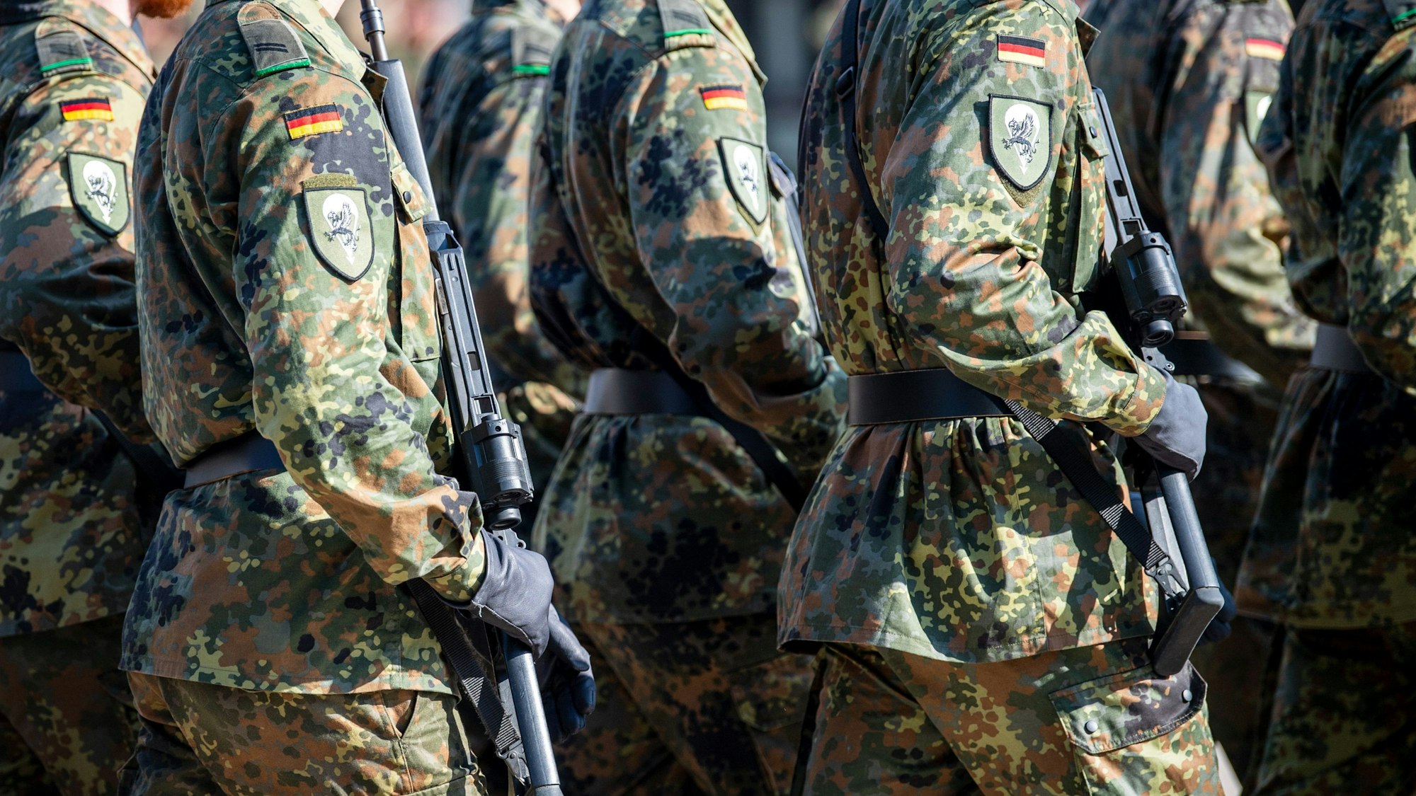 Soldaten der Bundeswehr laufen über den Appellplatz.