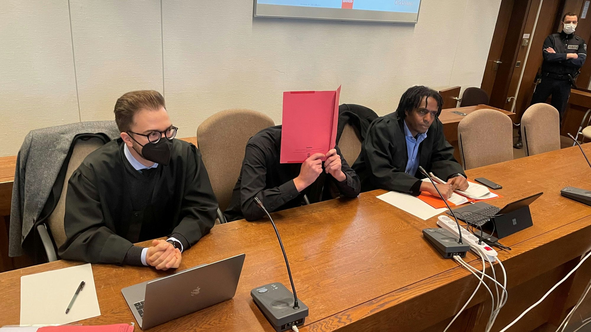 Der Angeklagte zwischen seinen Verteidigern Maximilian Klefenz (l.) und Dawit Stefanos beim Prozessauftakt im Landgericht.