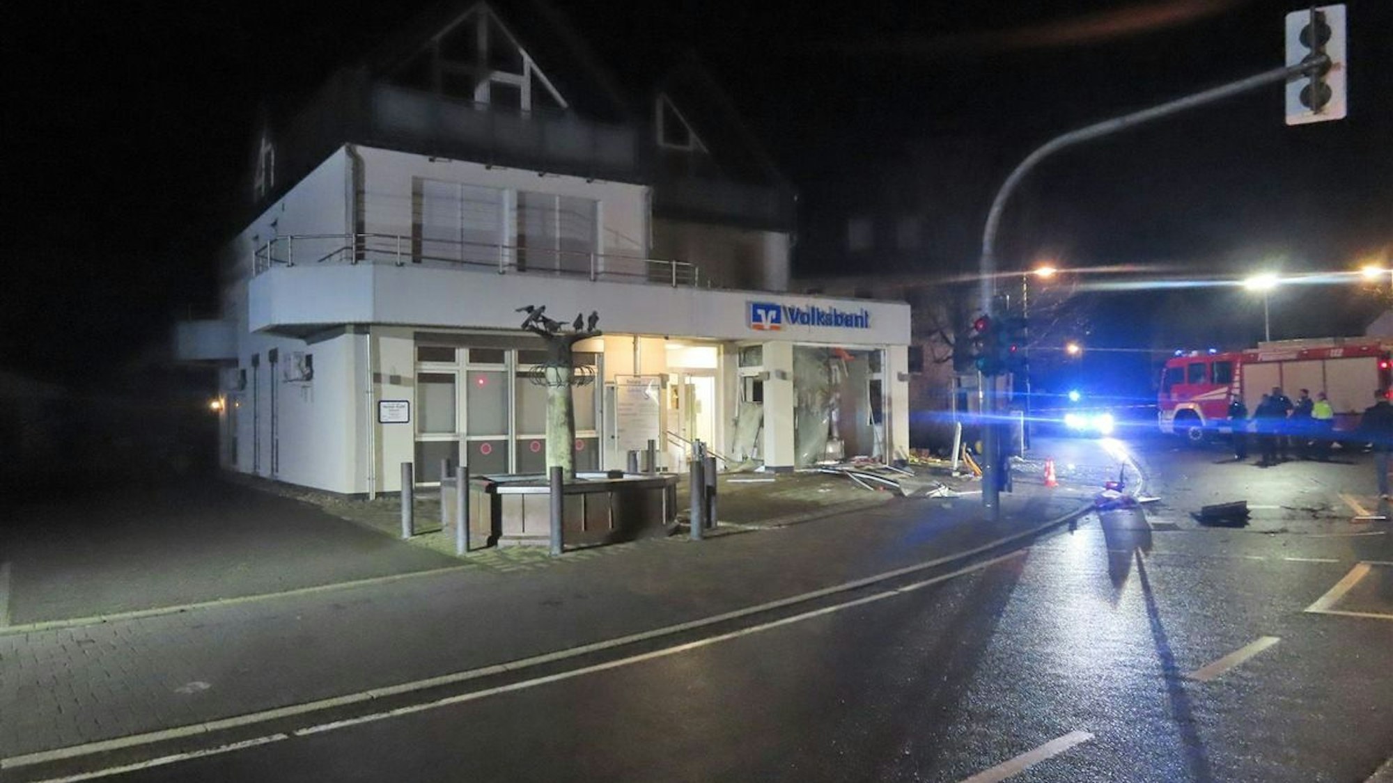 Erhebliche Schäden sind an einem Wohn- und Geschäftshaus in Kierspe zu erkennen.