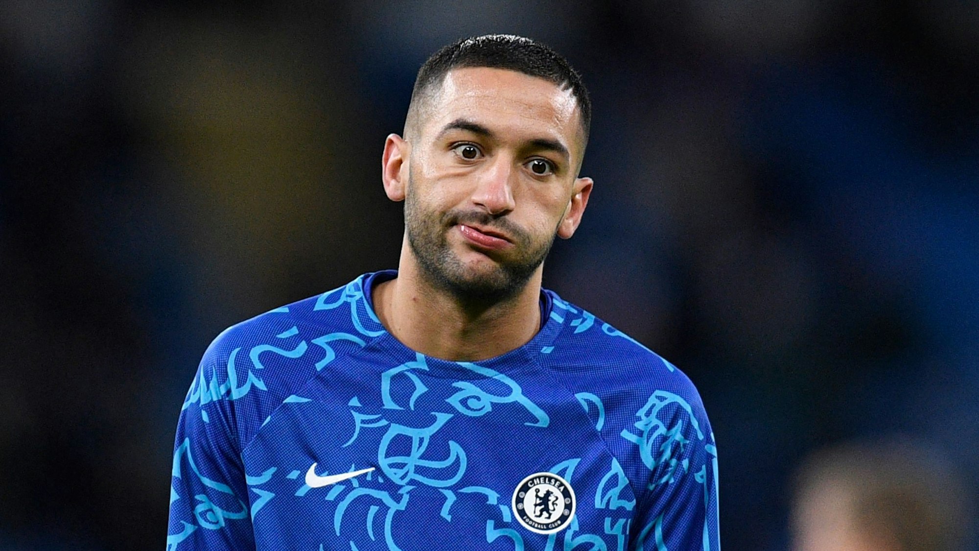 Hakim Ziyech im Trainingspullover des FC Chelsea.