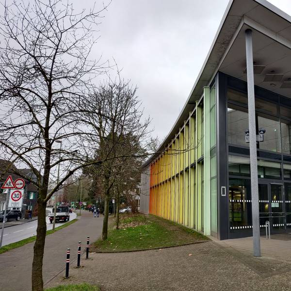 Eingang der geschlossenen Mensa des Schulzentrums an der Straße Am Hammer.