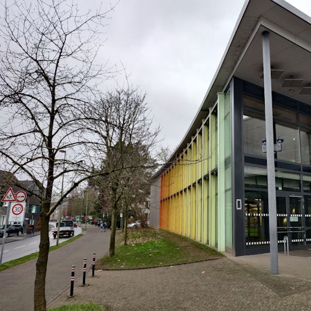 Eingang der geschlossenen Mensa des Schulzentrums an der Straße Am Hammer.