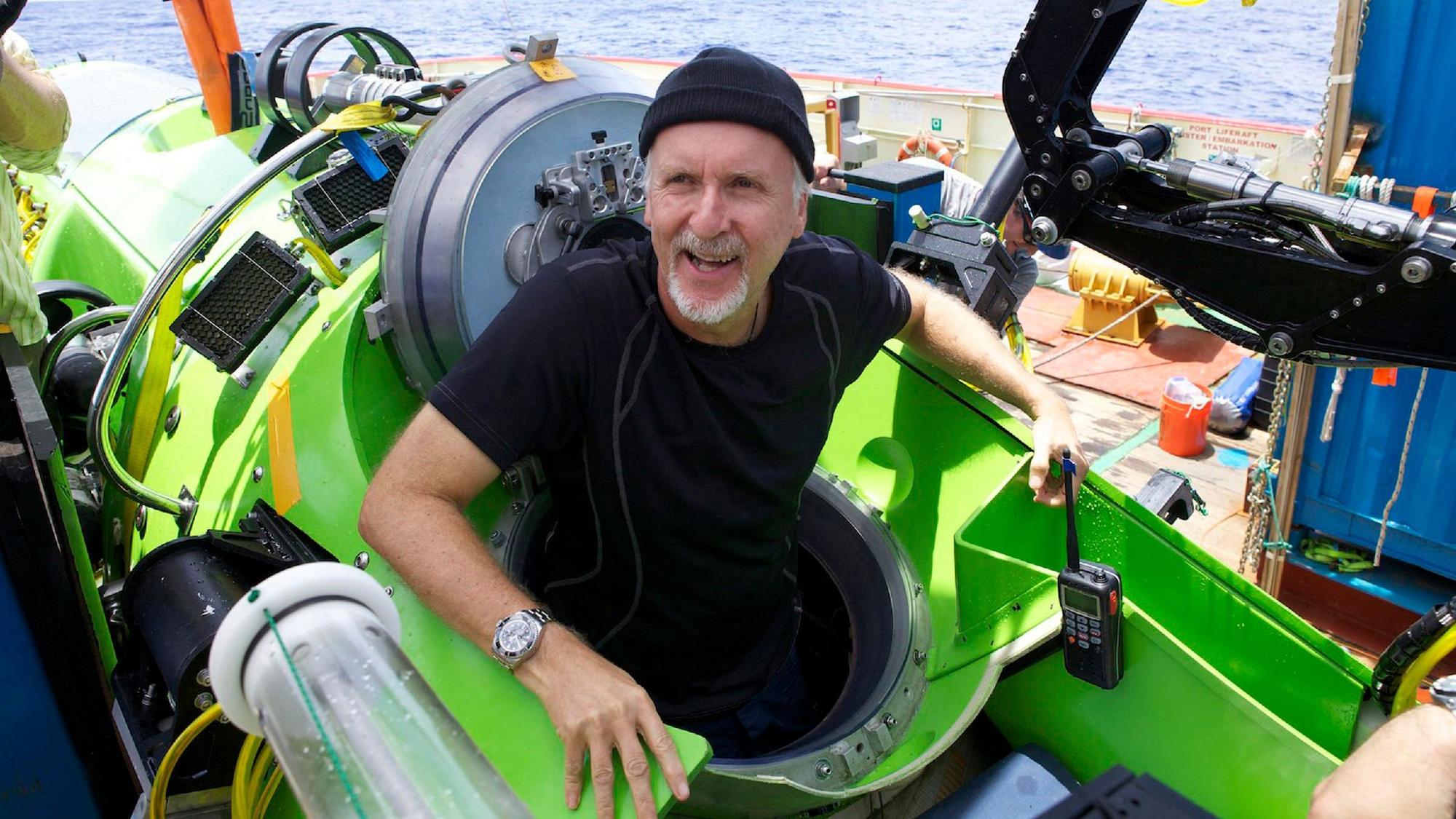 Filmemacher und James Cameron steigt nach seinem erfolgreichen Solo-Tauchgang zum Marianengraben, dem tiefsten Teil des Ozeans, am Montag, den 26. März 2011, aus dem Tauchboot Deepsea Challenger.