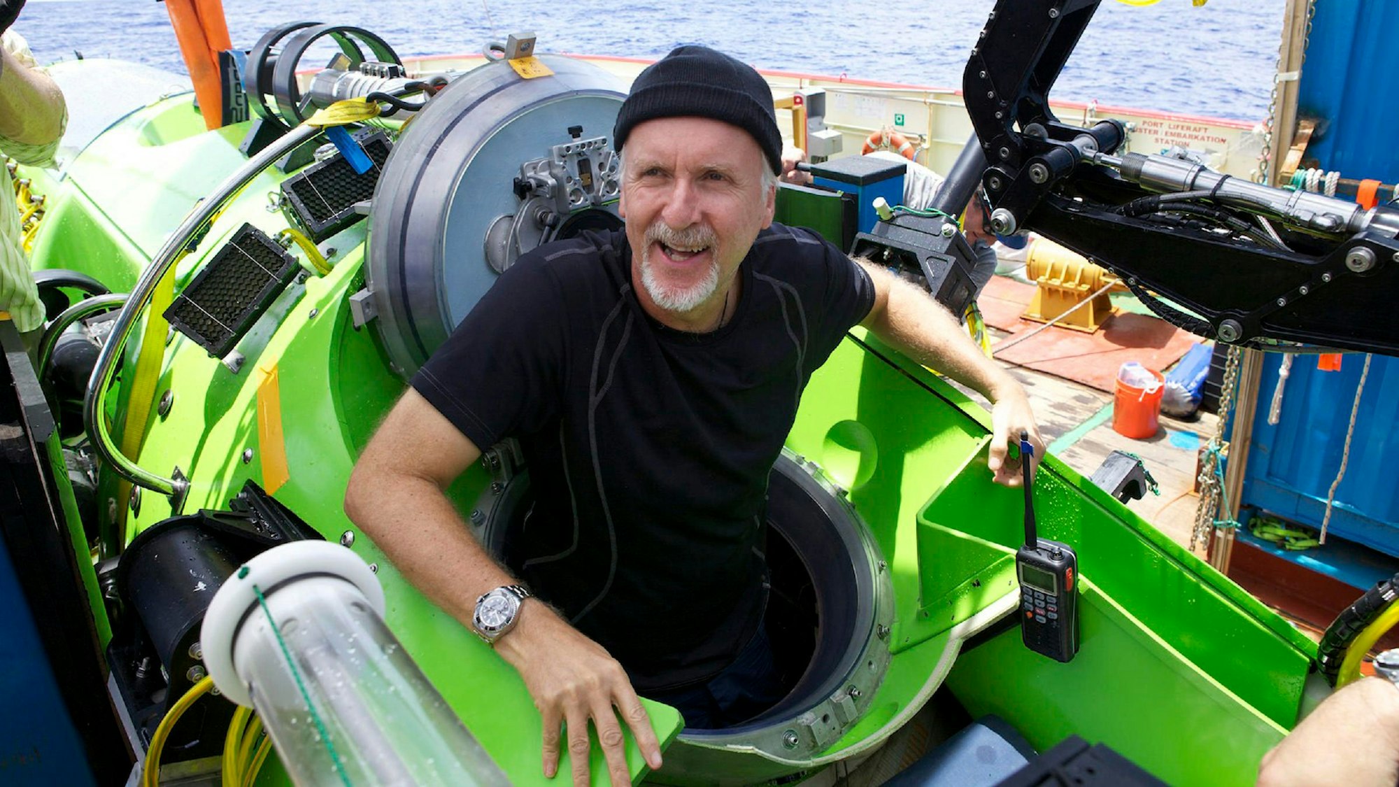 Filmemacher und James Cameron steigt nach seinem erfolgreichen Solo-Tauchgang zum Marianengraben, dem tiefsten Teil des Ozeans, am Montag, den 26. März 2011, aus dem Tauchboot Deepsea Challenger.
