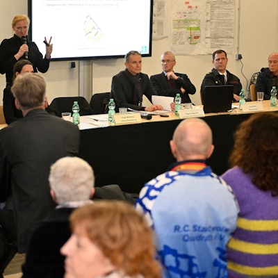 Auf der Infoveranstaltung der Stadt zum Neubau  Feuerwache Süd sitzen viele Menschen im Publikum.