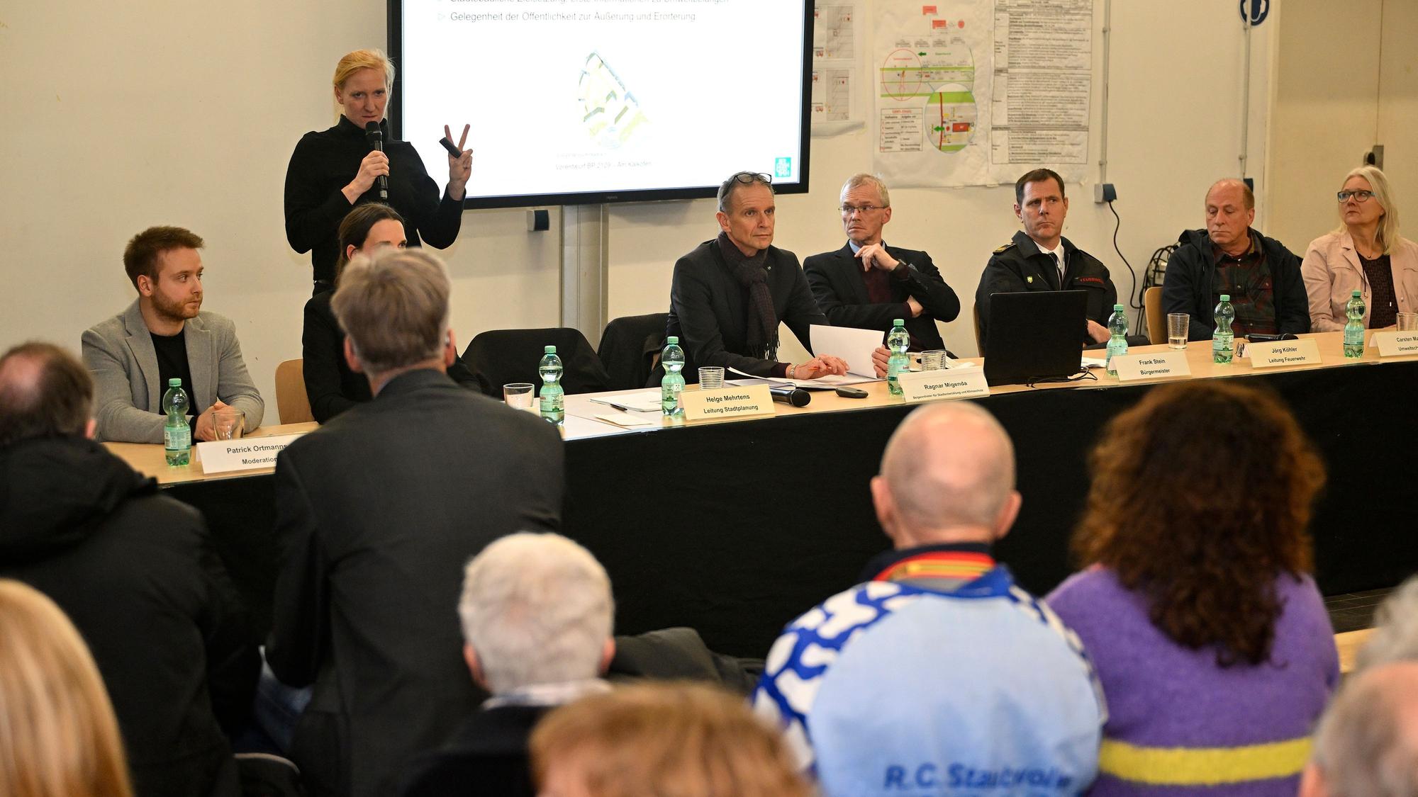 Auf der Infoveranstaltung der Stadt zum Neubau Feuerwache Süd sitzen viele Menschen im Publikum.