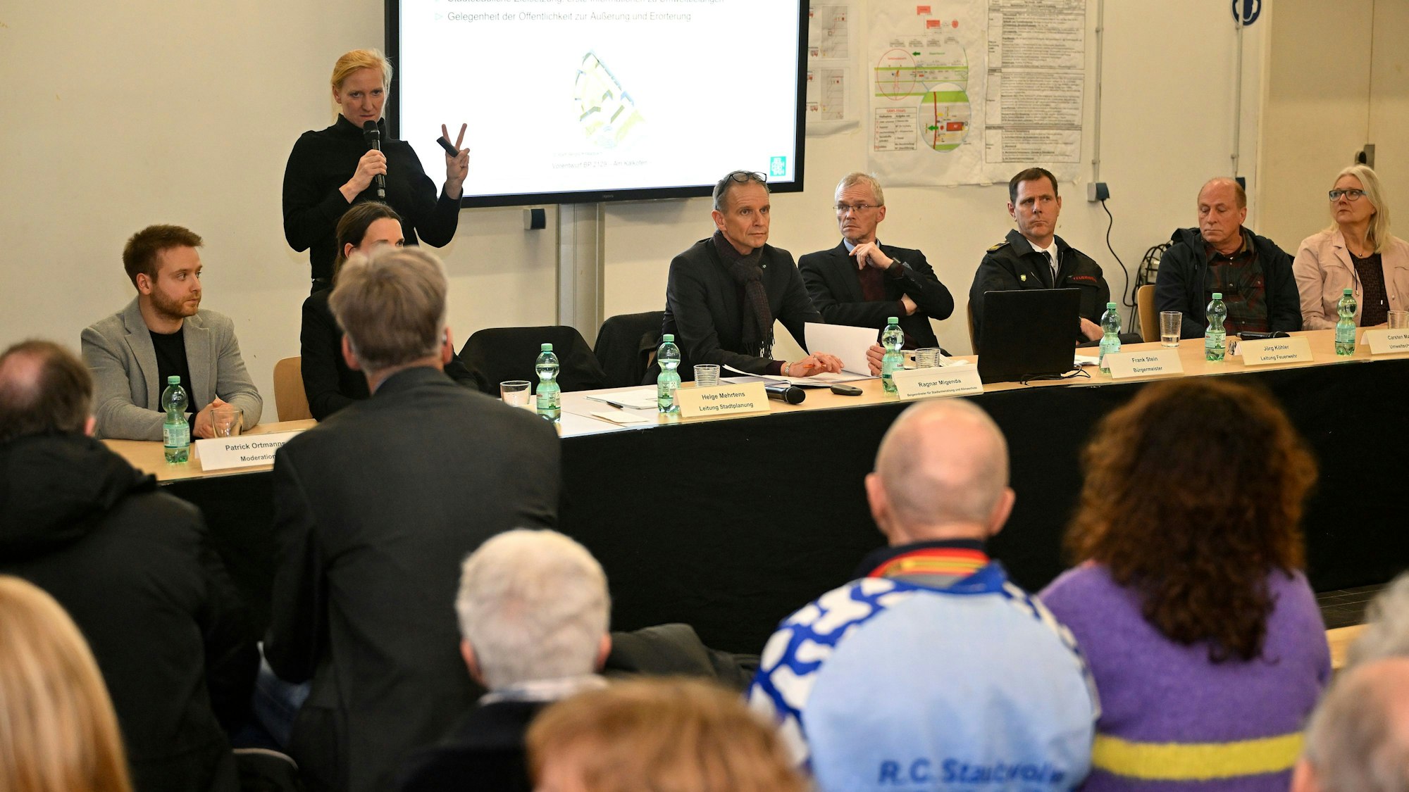 Auf der Infoveranstaltung der Stadt zum Neubau Feuerwache Süd sitzen viele Menschen im Publikum.