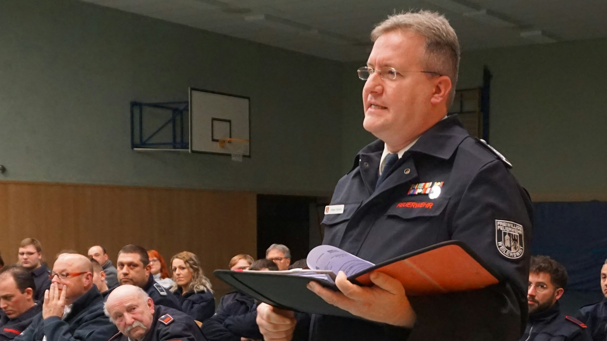 Wehrleiter Jürgen Schmitz in der Ratssitzung.