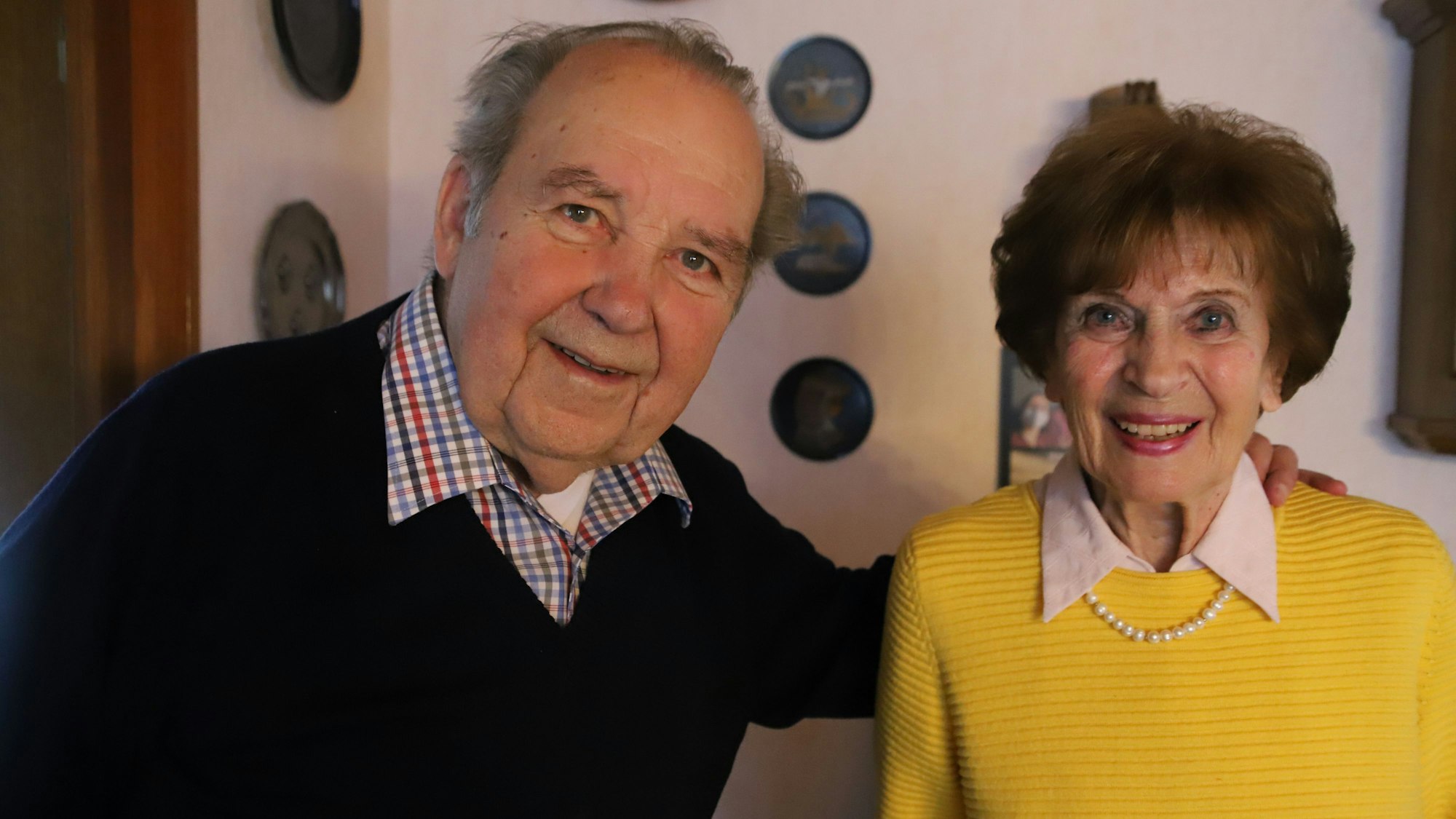 Heinz hat den Arm um Ute Rösel gelegt, beide lächeln in die Kamera.