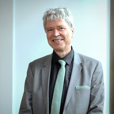 Grüne Krawatte, schwarzes Hemd: Grüne und CDU werden wohl erneut für Rau als Dezernenten stimmen