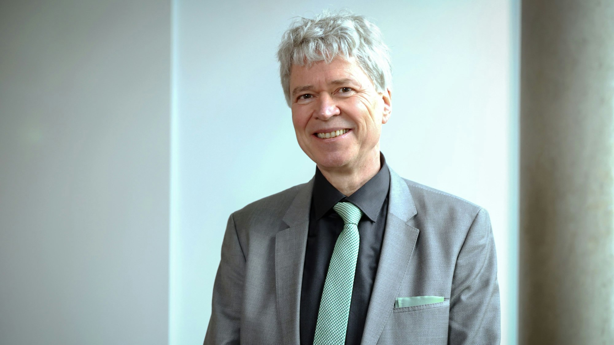 Grüne Krawatte, schwarzes Hemd: Grüne und CDU werden wohl erneut für Rau als Dezernenten stimmen