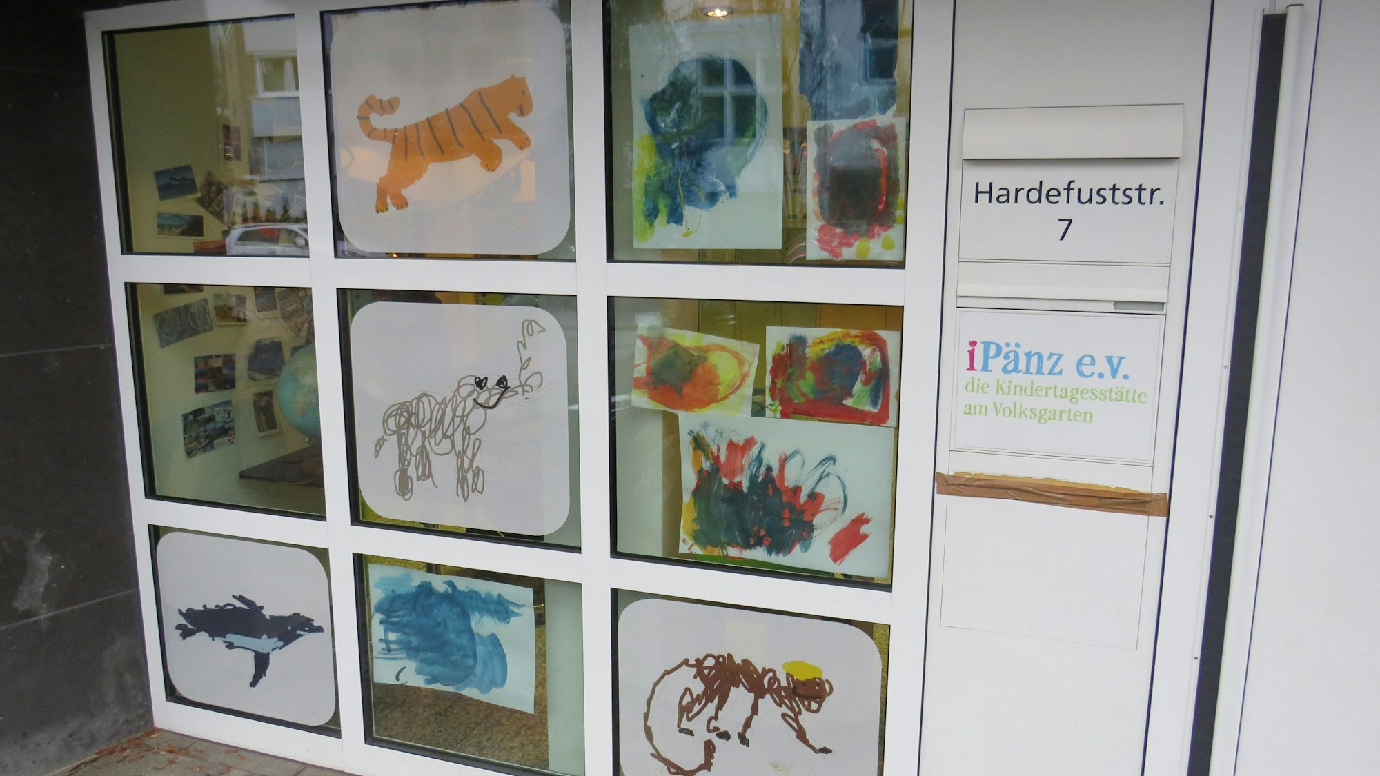 Der Eingang zur Kita iPänz ist mit bunten Bildern gestaltet.