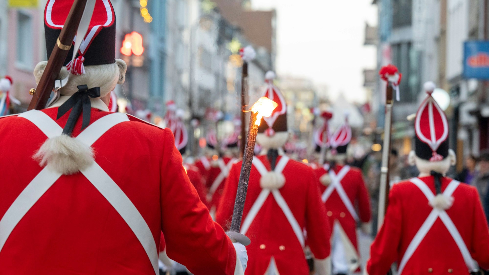 Rote Funken bei einem Zug durch Köln.