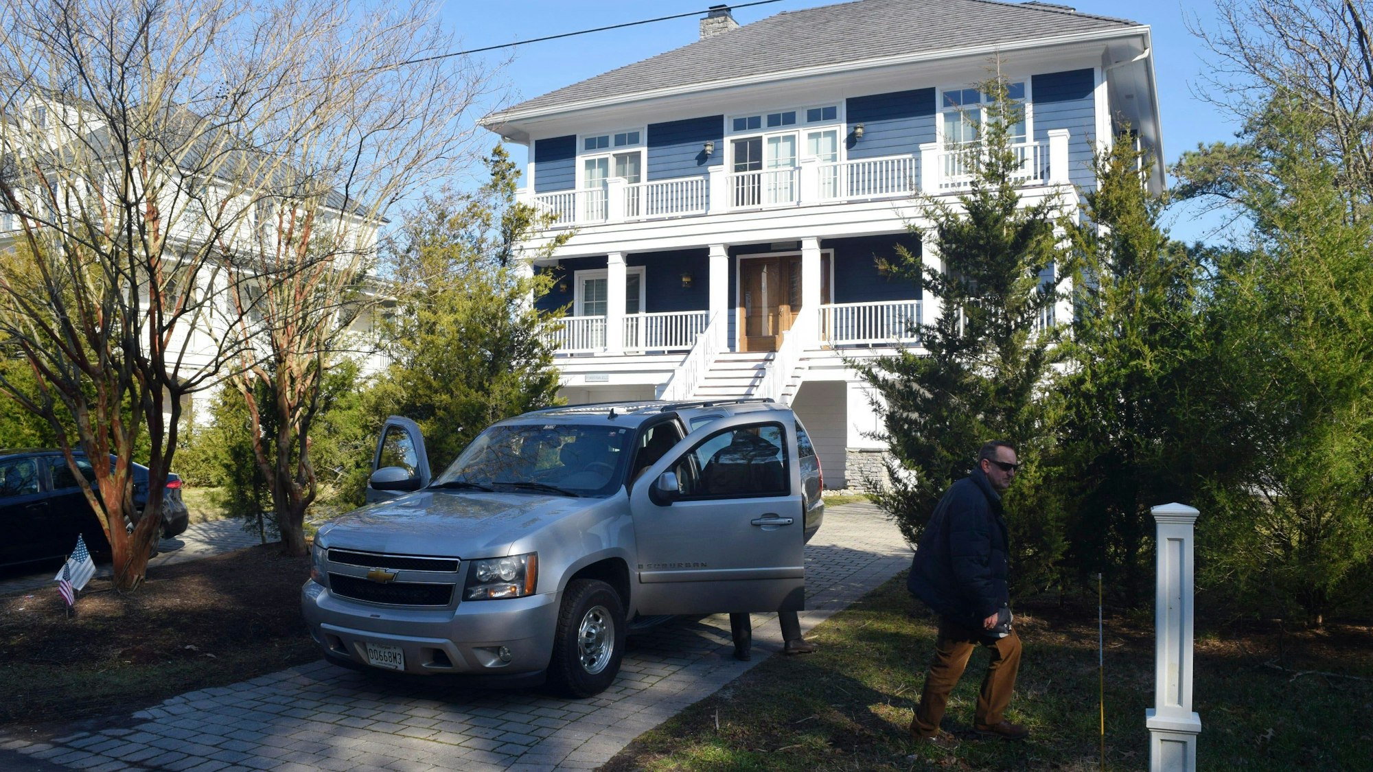 Agenten des Secret Service stehen am 12. Januar 2021 vor dem Haus von Joe Biden in Rehoboth Beach, Delhi.
