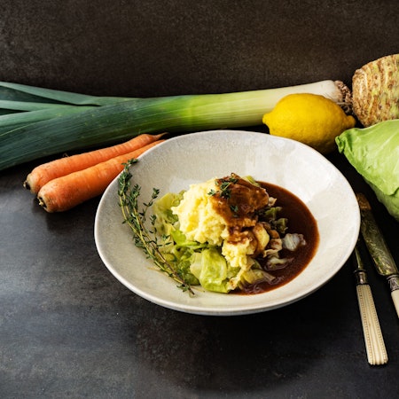 Kartoffelpüree auf Spitzkohl mit Rotweinjus.