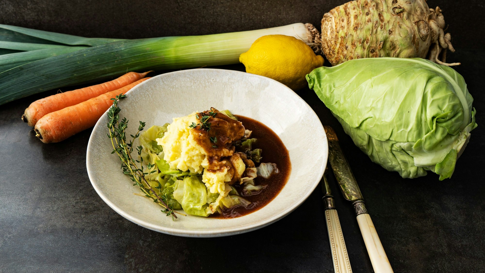 Kartoffelpüree auf Spitzkohl mit Rotweinjus.
