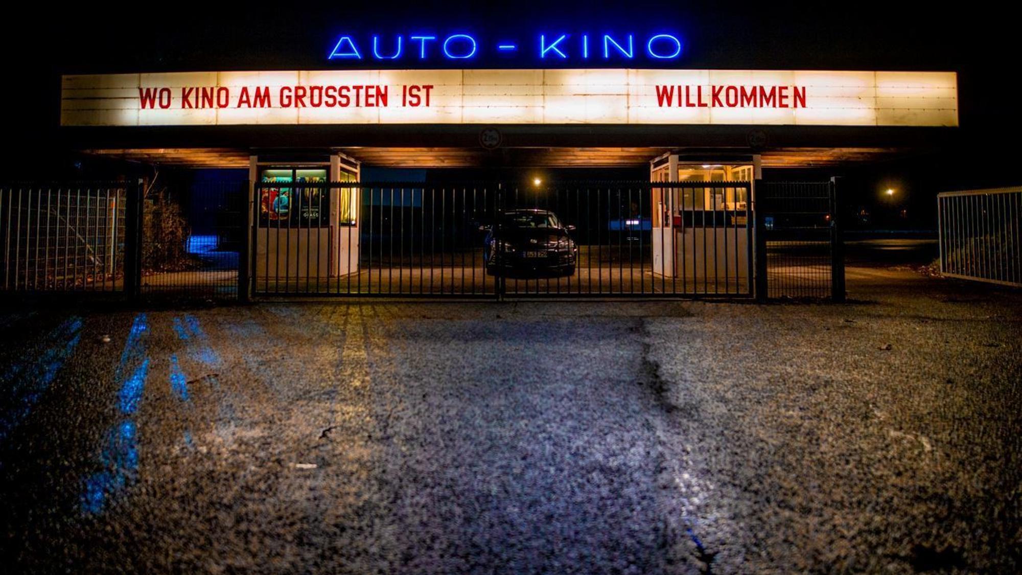 Die Einfahrt zum Autokino in Porz.