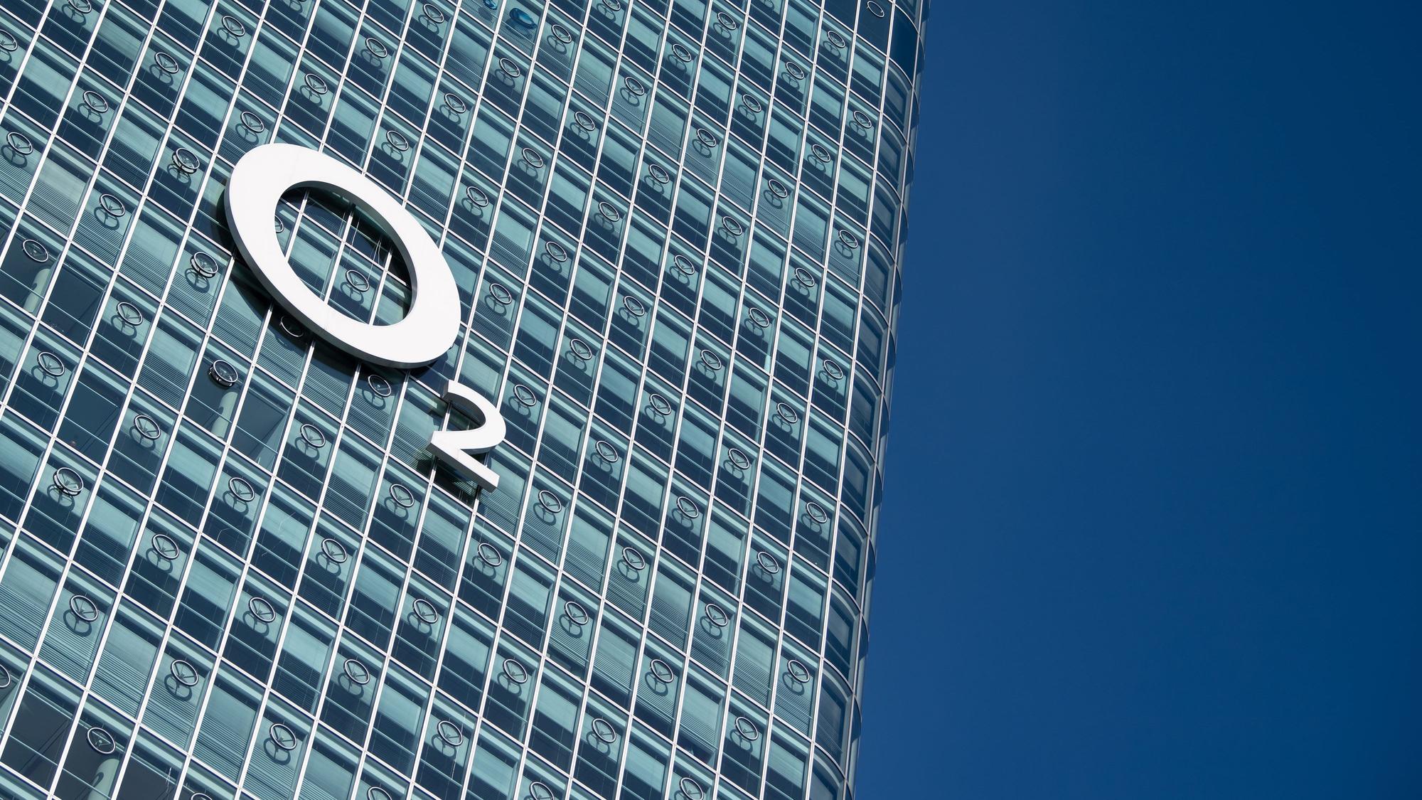 Das Logo des Telekommunikationsanbieters O2 ist an der Deutschlandzentrale am Uptown-Hochhaus zu sehen.