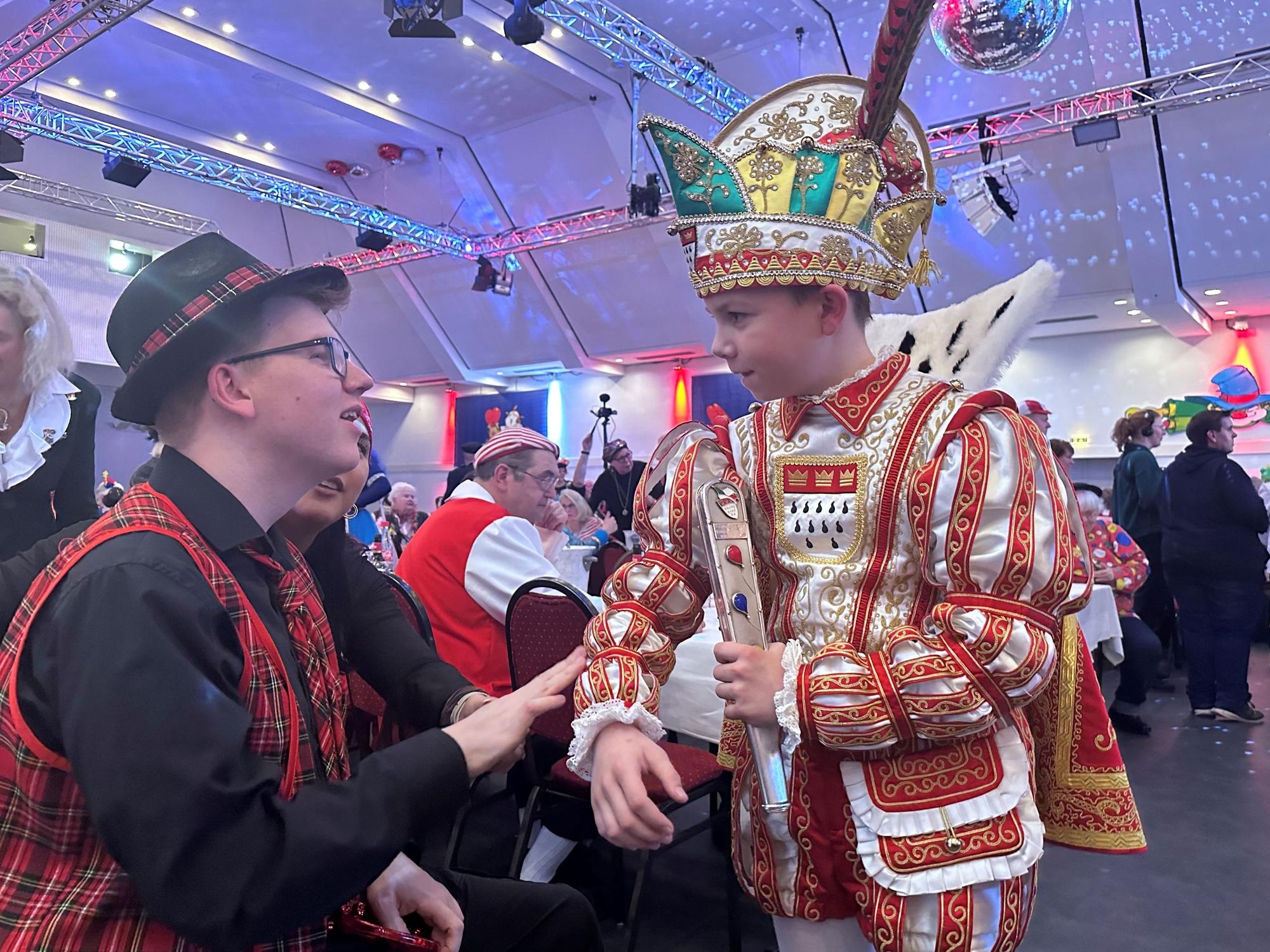 Bei der Blindensitzung erfühlt Marco aus Sülz das Ornat von Kinderprinz Tim II.
