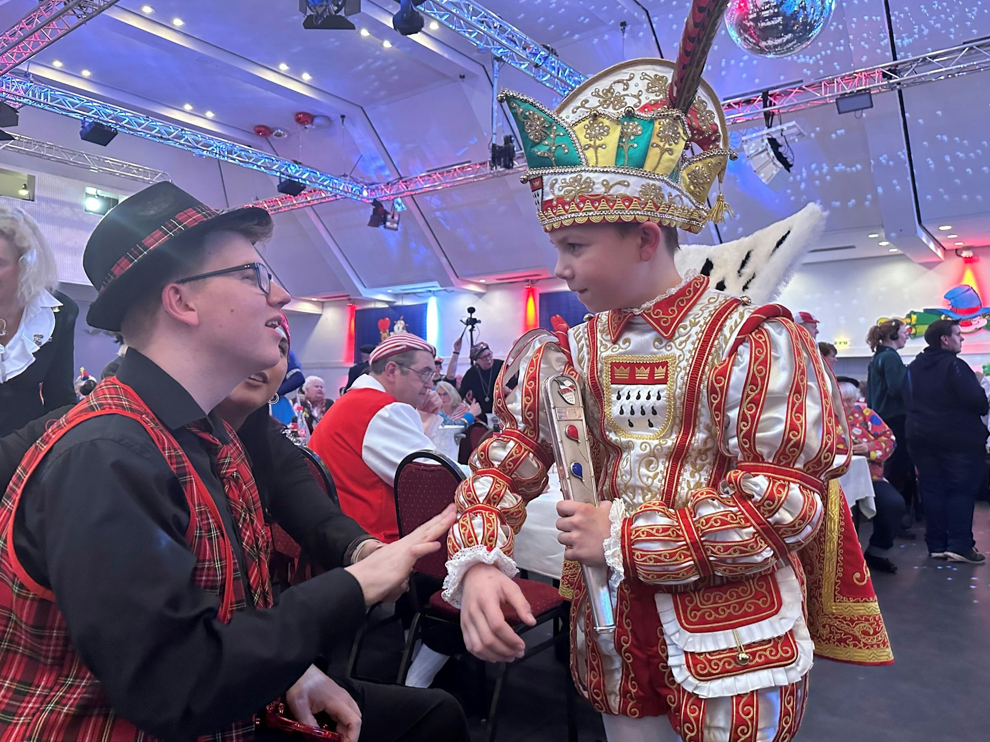Bei der Blindensitzung erfühlt Marco aus Sülz das Ornat von Kinderprinz Tim II.
