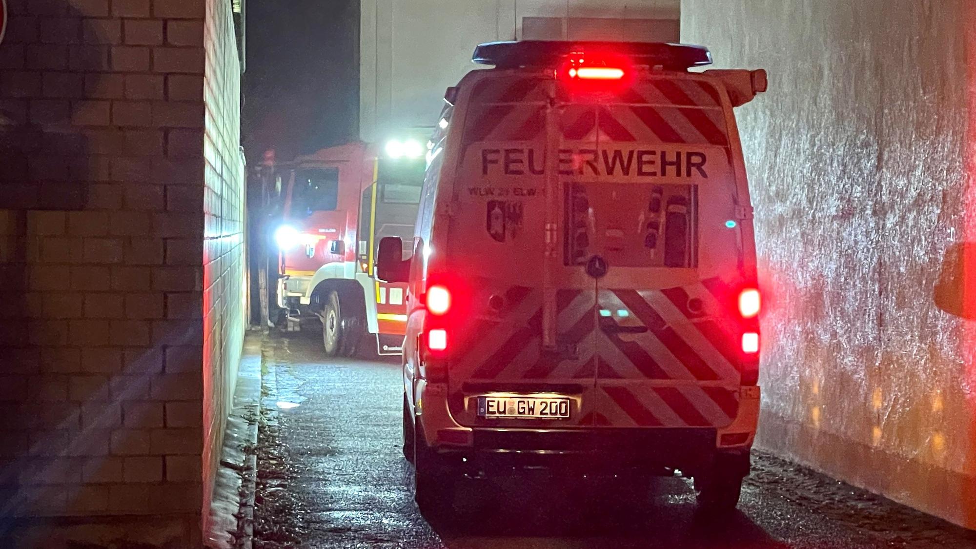 Das Bild zeigt ein Feuerwehrfahrzeug, wie es im Dunkeln in Lommersum zum Gerätehaus fährt. Die Einfahrt ist recht eng.