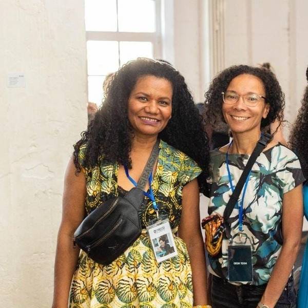 Glenda Obermuller, Jasmin Smalls und Joanna Peprah posieren für ein gemeinsames Foto auf einem von ihnen organisierten Events.